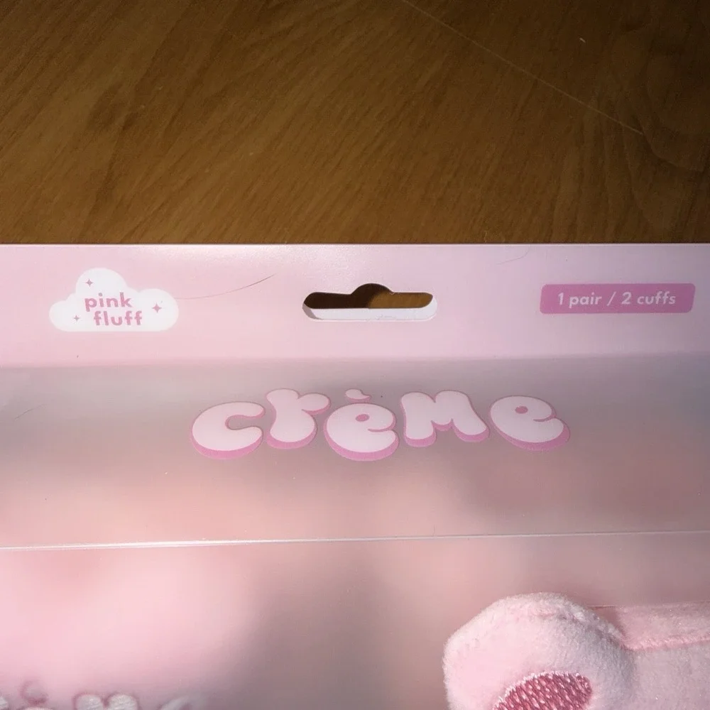 NEW The Creme Shop Teddy Wrist Cuff Set Plush Water Absorbent Pink‎ Fluff